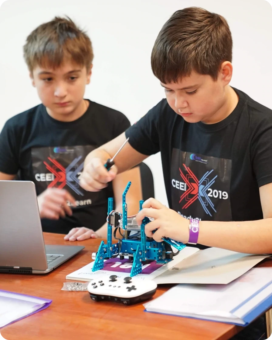 coding robot with multiple ways to connect